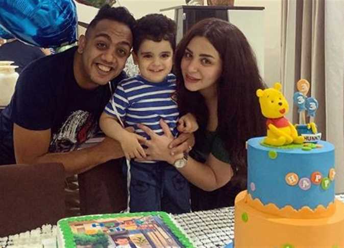 «دمرتوها نفسيًا بكلامكم المريض».. «أوس أوس» يرد على منتقدي حضوره وزوجته حفل زفاف