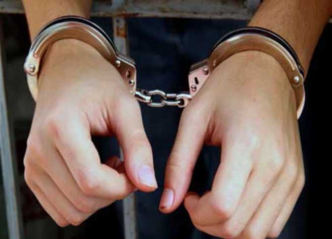 حبس أستاذة تجميل 4 أيام لمحاولتها تهريب كيلو آيس عبر مطار القاهرة