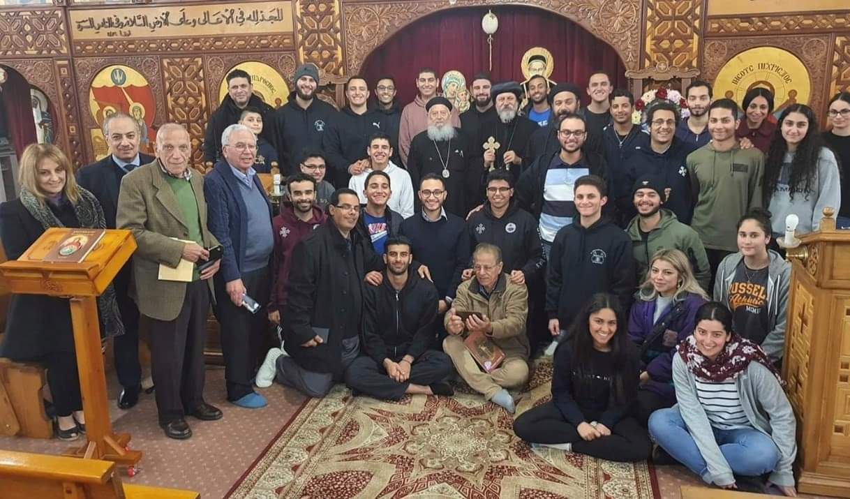 بالصور أسقف سيدنى يخترق قواعد التباعد الاجتماعي بأستراليا ويعرض الكنيسة للمسائلة القانونية
