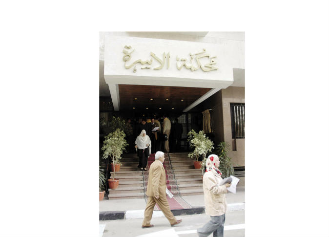 «مبيرضاش يشوف الأفلام معايا».. زوجة تقيم دعوى خلع ضد زوجها بعد عام من الزواج