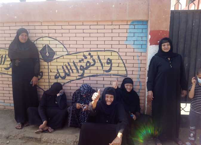 مشاجرة بين أنصار مرشحين أمام لجنة في بني سويف.. والأمن يُنقذ الموقف