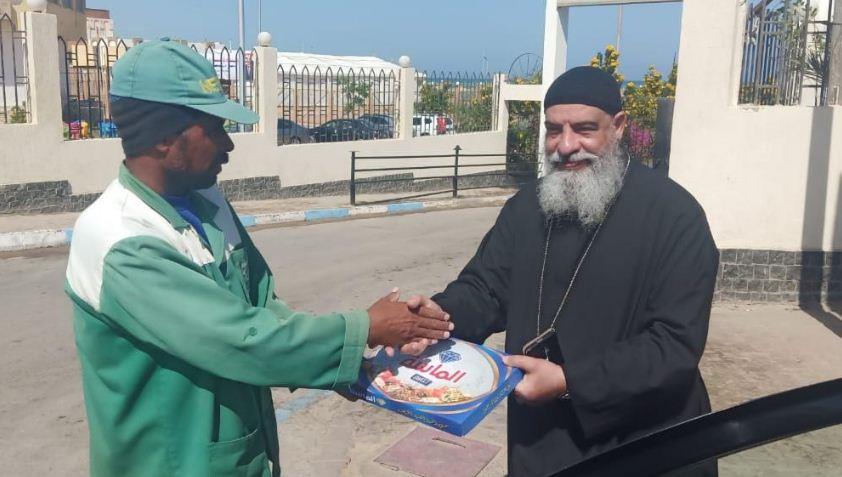 شركاء الوطن.. وكيل مطرانية الكاثوليك بالغردقة يوزع حلوى المولد على المسلمين "صور"