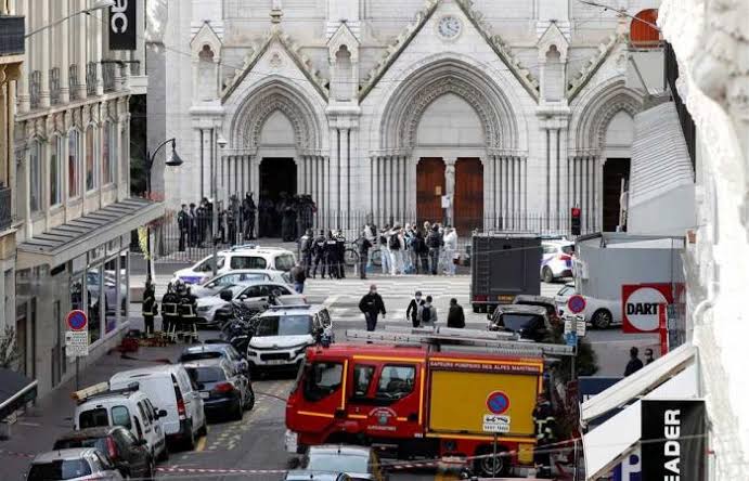 مذبحة نوتردام ..الكنيسة الكاثوليكية: لا يجب ان يصبحوا المسيحيين هدفا للقتل