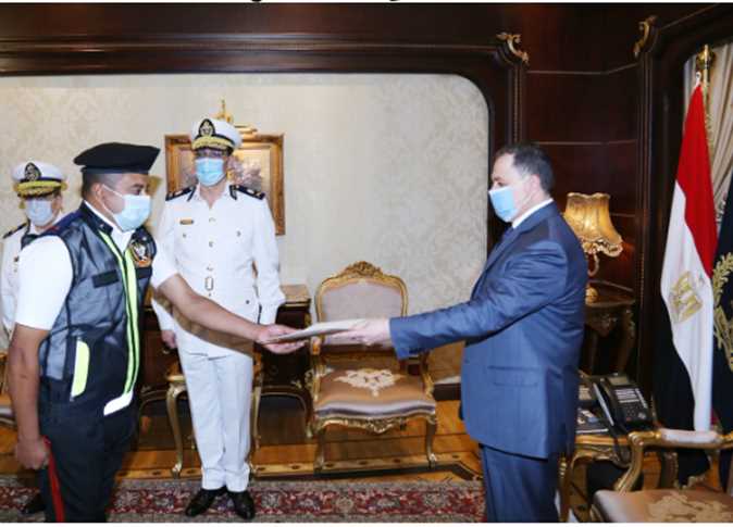 وزير الداخلية يكرم أمين الشرطة بطل واقعة «طفل المرور»
