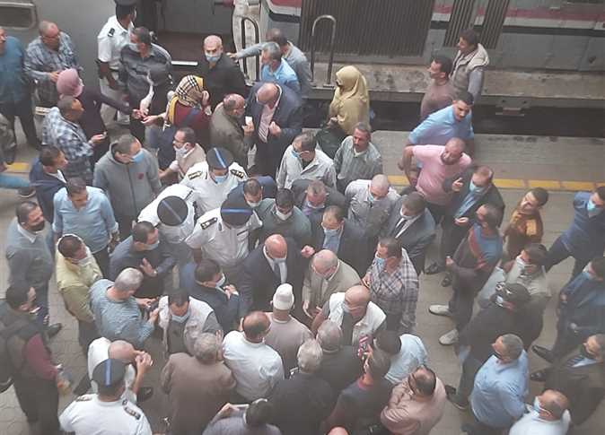 «أنا جاي أشوف المشكلة».. وزير النقل ينفعل على أحد الركاب ويعد بإنهاء أزمة تأخير القطارات
