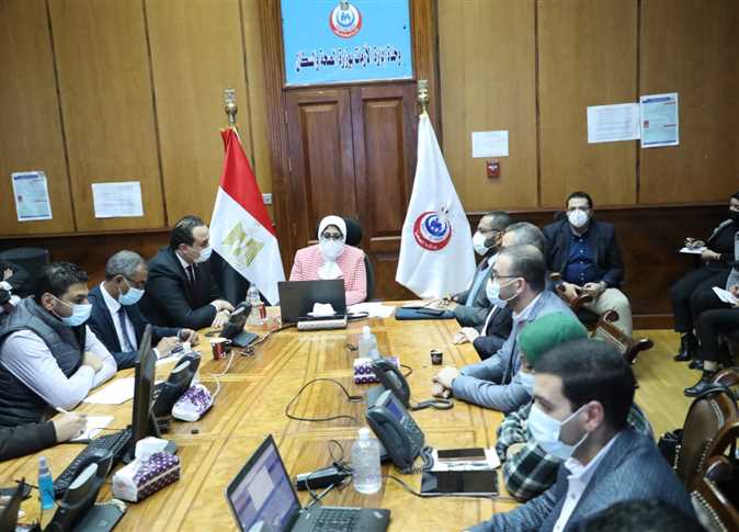 وزيرة الصحة تستعرض الموقف الوبائي خلال ترؤسها غرفة العمليات المركزية لإدارة «كورونا»