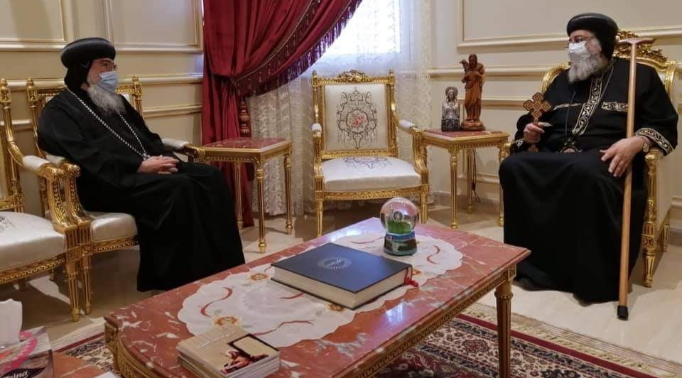 البابا تواضروس يبحث مع الأنبا مكاريوس تدابير الخدمة في إيبارشة المنيا