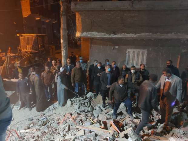 انتشال 9 ناجين من تحت أنقاض منزل الفتح المنهار بأسيوط