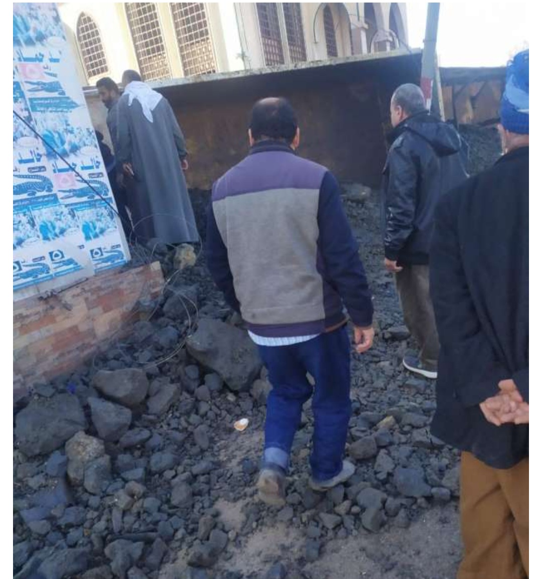 سيارة نقل ثقيل تصطدم بعمود إنارة ومسجد على الطريق بالدقهلية