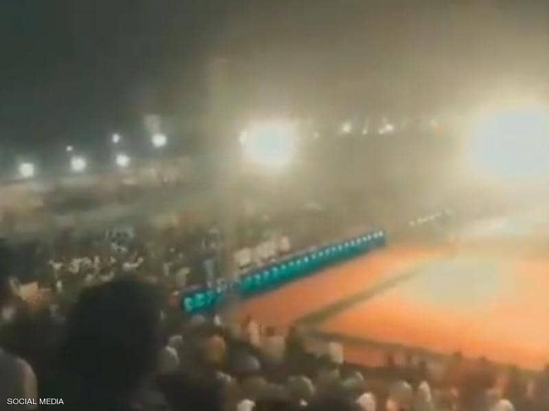 بالفيديو.. عشرات الضحايا بكارثة انهيار مدرج مكتظ بالجماهير