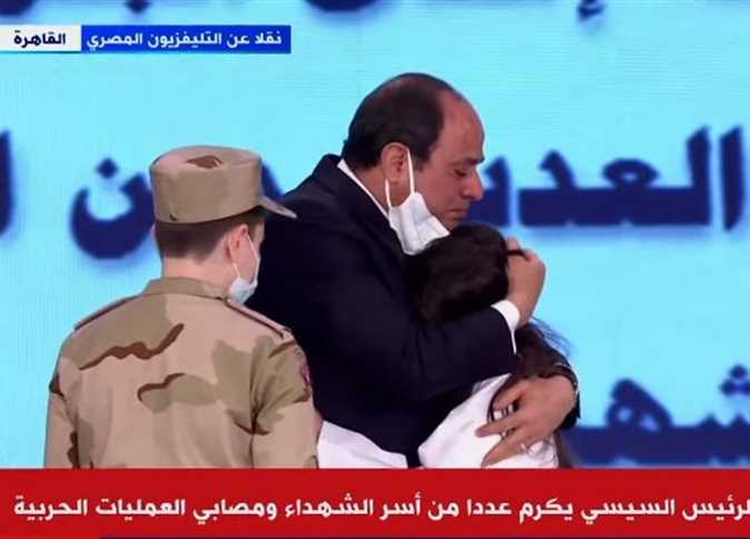 السيسي يهدى السيده "ميزرا"  شقه سكنيه