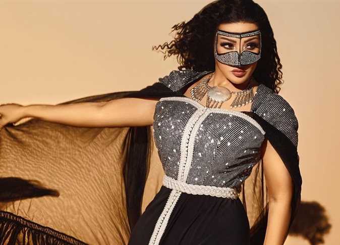 سمية الخشاب تغازل نفسها في جلسة تصوير .. الجمال العربي الأصيل