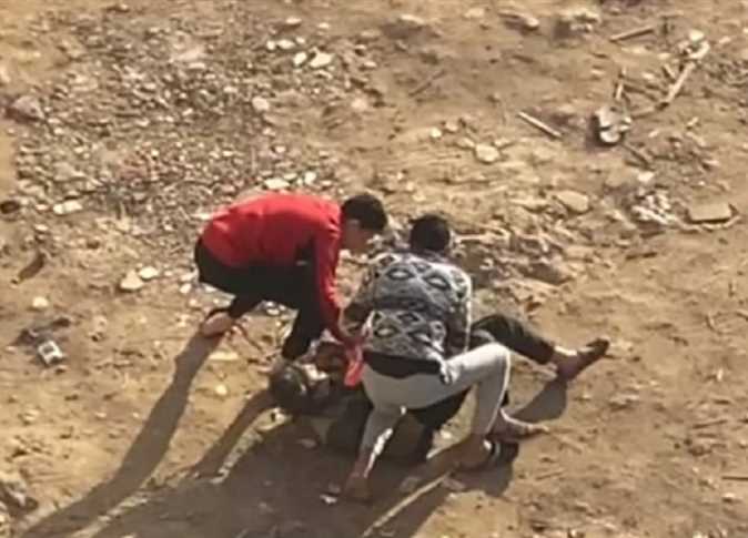 «أدخلوه بقطعة أرض فضاء ثم طرحوه أرضا».. أمن الدقهلية يكشف حقيقة فيديو الاعتداء على مسن