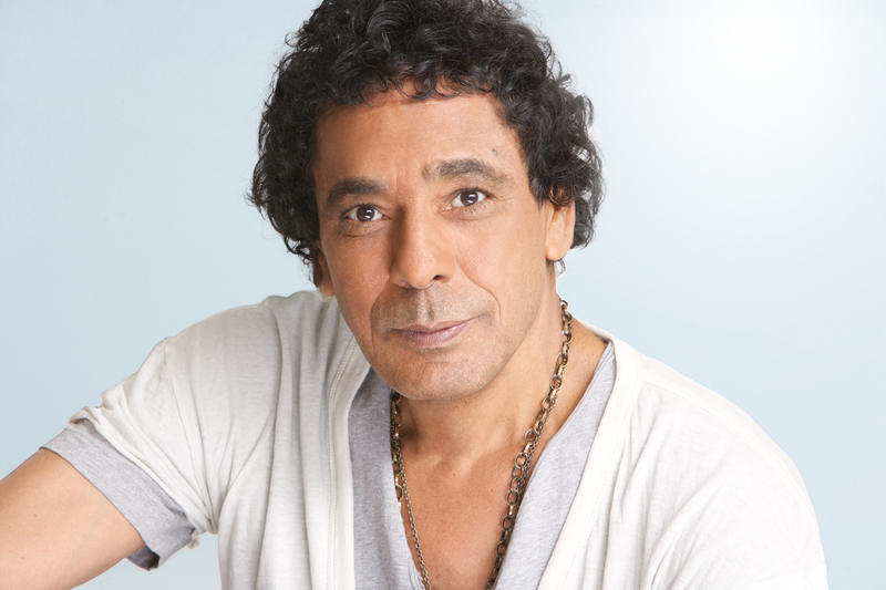 "صور" بعد هجوم جماهير الزمالك.. الكينج محمد منير يُوقع على قميص الأهلي