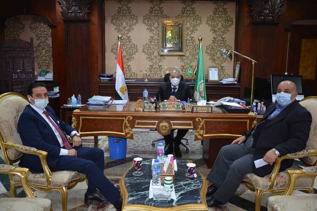 محافظ المنيا يناقش مع أعضاء مجلس الشيوخ عددا من القضايا والمشاكل
