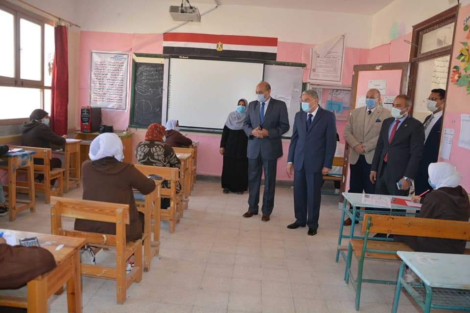 محافظ المنيا، يتفقد عددا من لجان اختبارات الشهادة الإعدادية المجمع