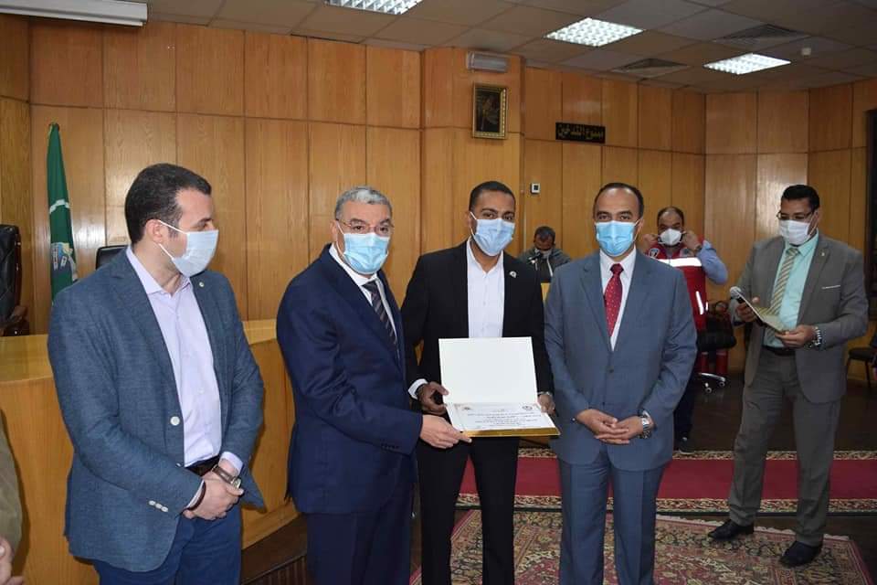 محافظ المنيا يكرم العاملين المتميزين بالإسعاف ويتفقد 12 سيارة جديدة لدعم منظومة الصحة