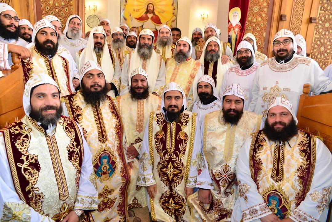 سيامة سبعة من رهبان الديرين الأبيض والأحمر كهنة وأربعة قمامصة