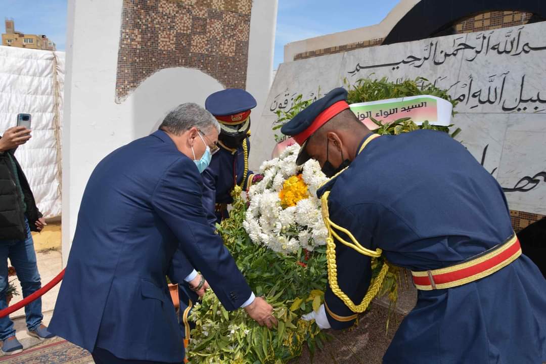 محافظ المنيا يضع إكليلا من الزهور على النصب التذكاري بمناسبة العيد القومي 102