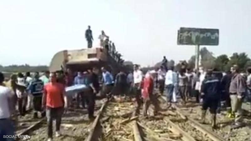 قطار يخرج عن القضبان في القليوبية وأنباء عن ضحايا