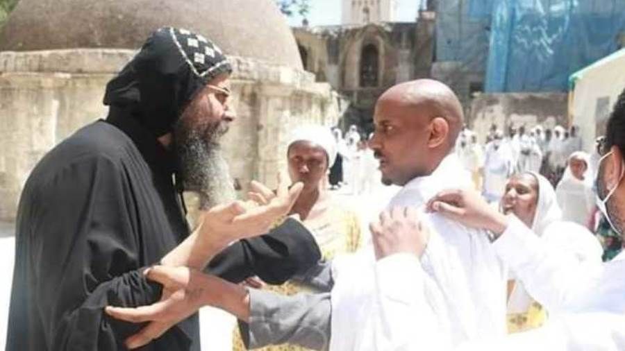 رهبان إثيوبيون يقتحمون دير السلطان التابع للكنيسة المصرية في القدس ويرفعون العلم