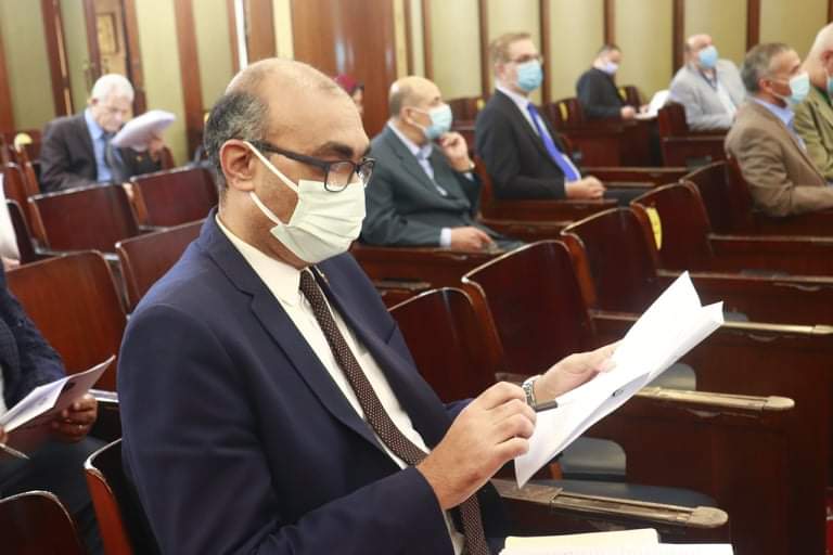 النائب إيهاب منصور يوجه عدة اسئلة أثناء مناقشة موازنة وزارة الصحة خلال اجتماع خطة البرلمان