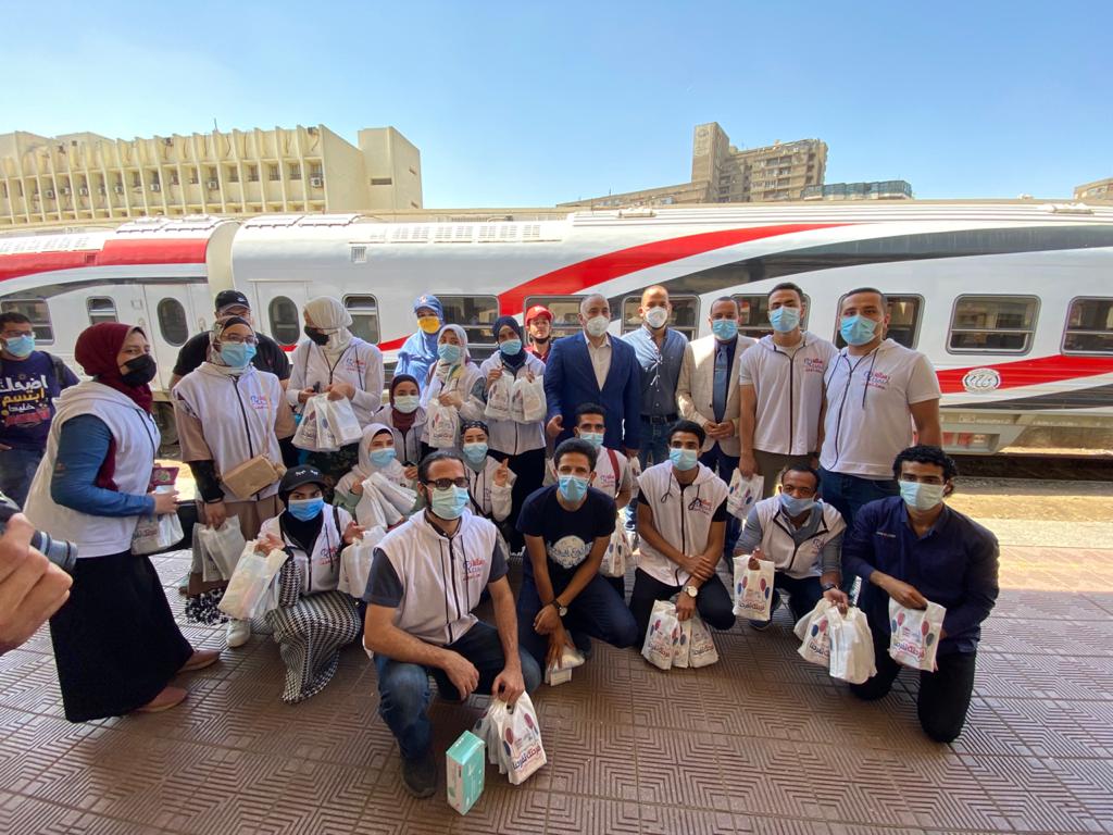 فى أول أيام عيد الفطر توزيع  7600 من الهدايا الرمزية على الأطفال داخل محطات مترو الأنفاق والسكة الحديد