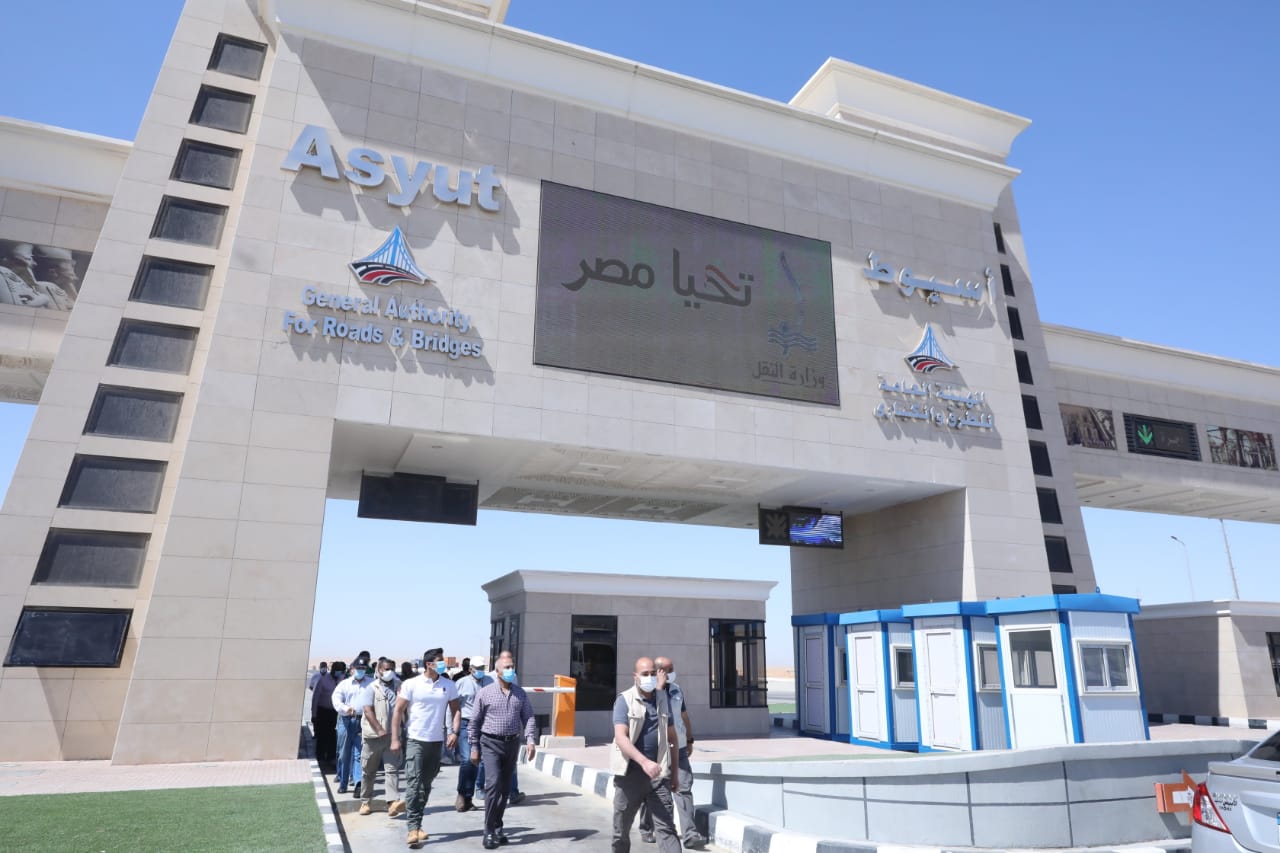 وزير النقل يتابع المرحلة الأولى من مشروع تطوير الصعيد الصحراوي الغربي بطول 230