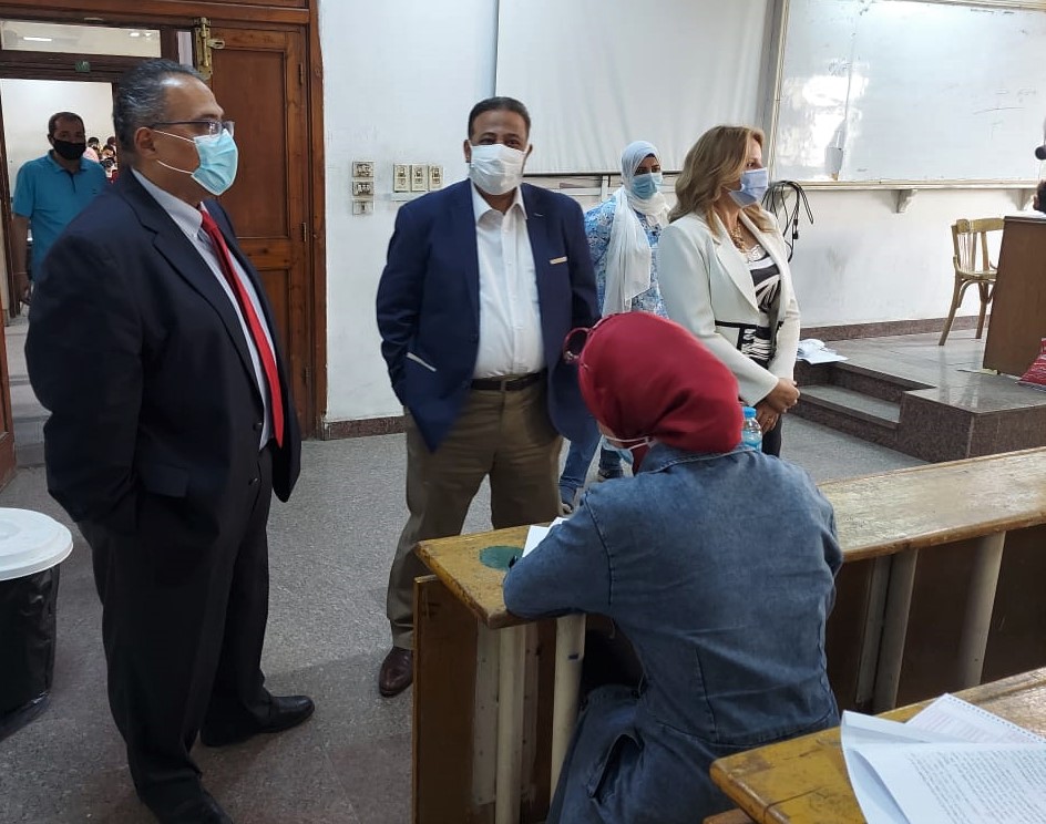 نائب رئيس جامعة عين شمس يتفقد لجان امتحانات الفصل الدراسي الثاني بكلية الآداب