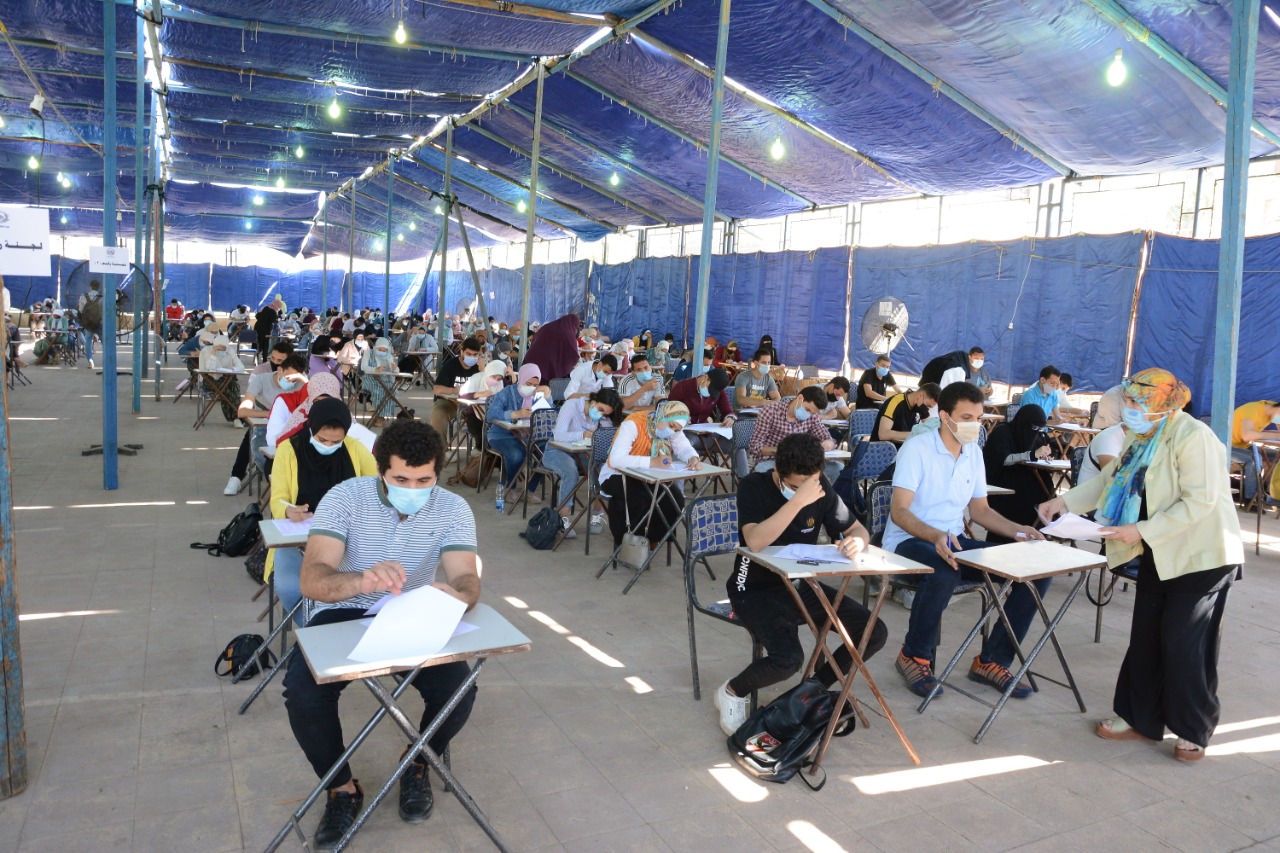 نائب رئيس جامعة عين شمس يتفقد اعمال الامتحانات بكلية الزراعة   