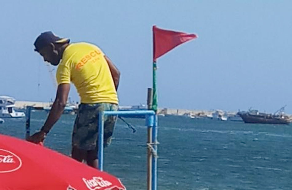 إخلاء المياه من المصطافين ومنع السباحة في شاطئ "ستانلي" بالإسكندرية