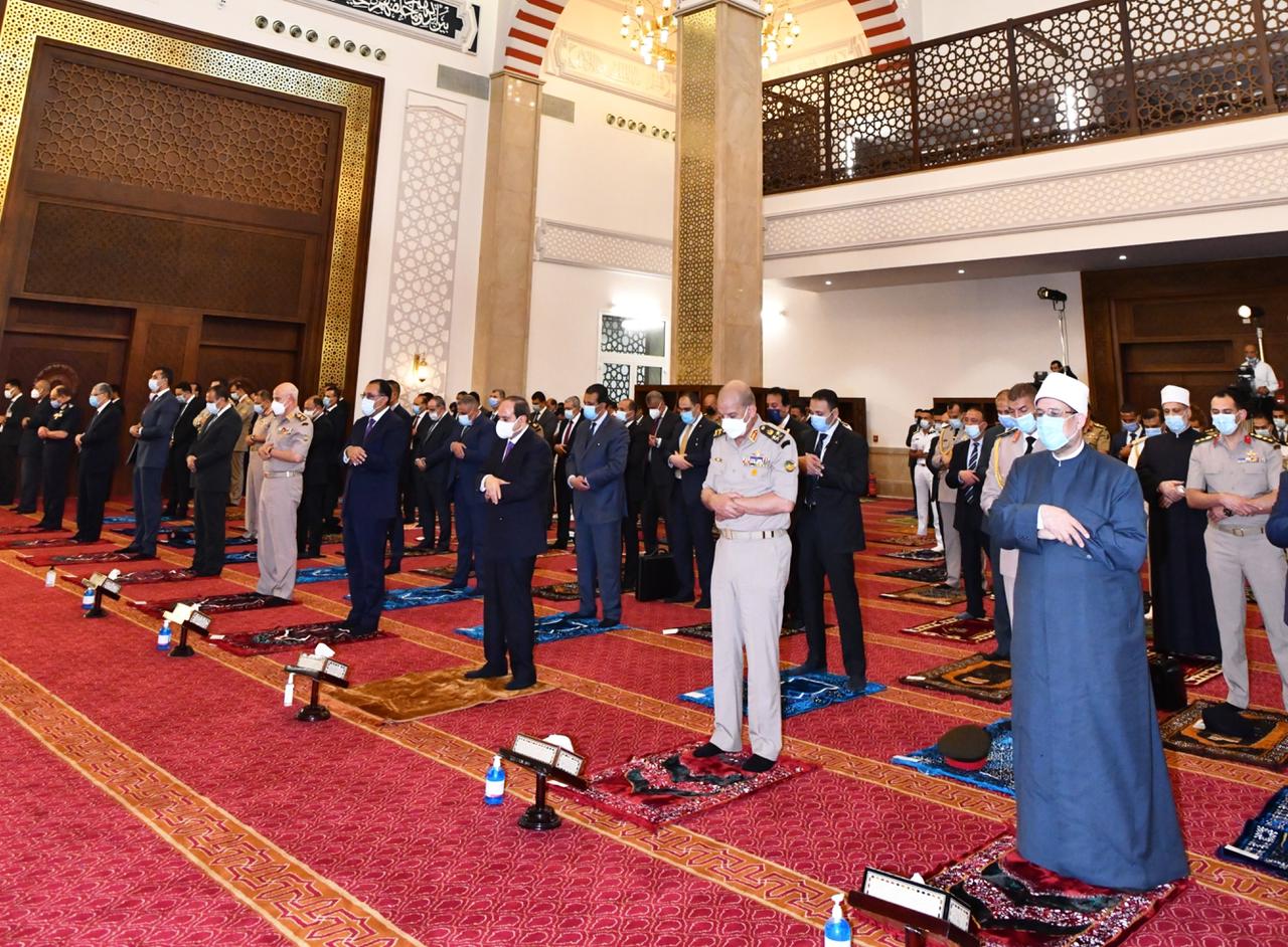 الرئيس السيسى وكبار رجال الدولة يؤدون صلاة عيد الأضحى بالعلمين الجديدة