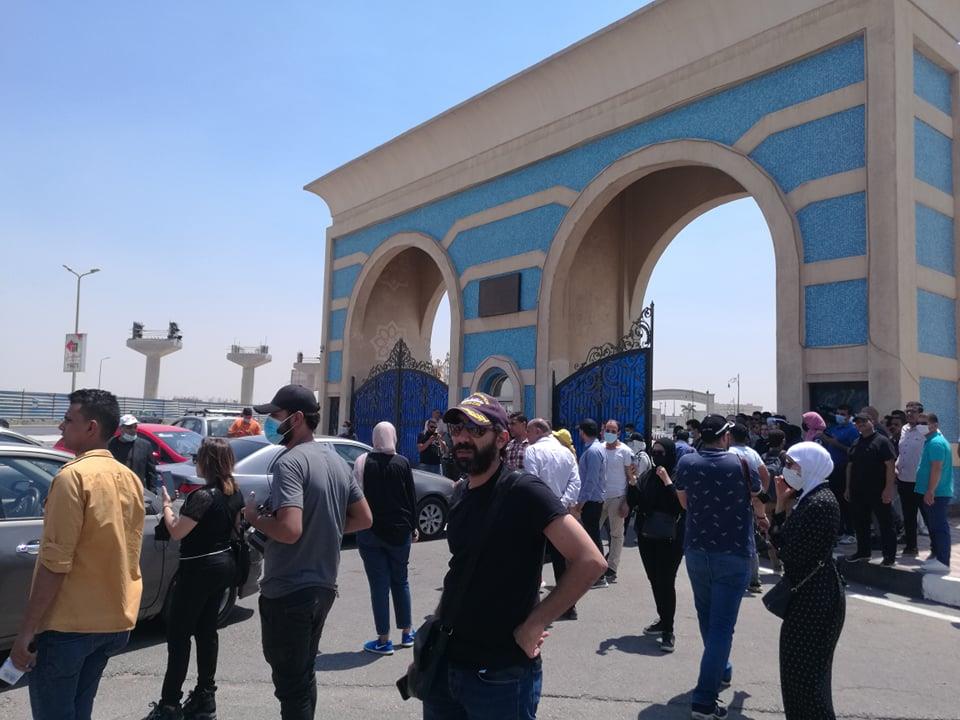 وصول جثمان الفنانة الراحلة "دلال عبدالعزيز" إلى مسجد المشير طنطاوي لأداء صلاة الجنازة عليه