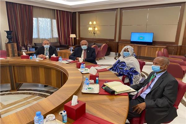 شكري يلتقي وزيرة خارجية السودان على هامش اجتماع وزراء خارجية دول جوار ليبيا