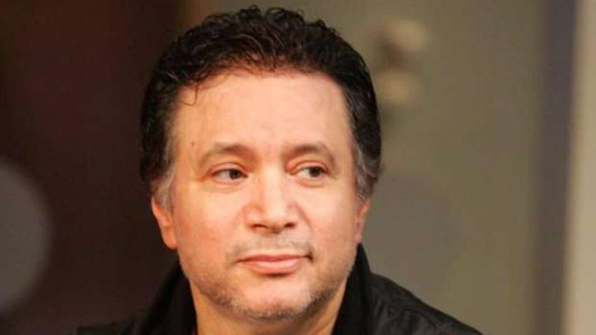 الفنان إيمان البحر درويش فى العناية المركزة