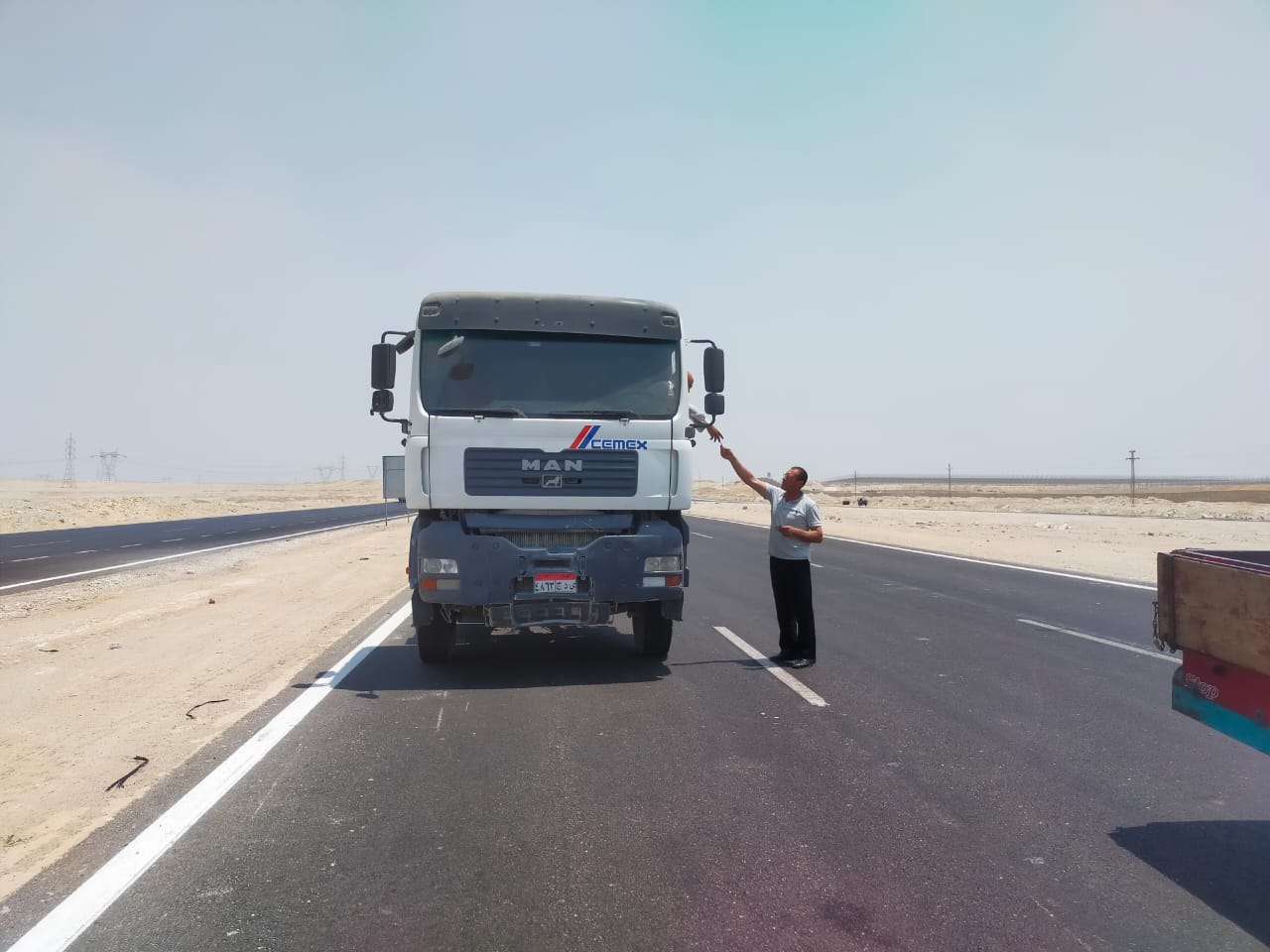 وزارة النقل تهيب بسائقي شاحنات النقل الثقيل الإلتزام بالسير فى "طريق الصعيد الصحراوي الغربي"