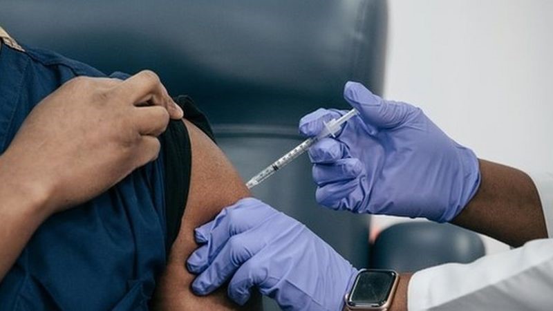 الصحة تكشف ضوابط جديدة لتطعيمات المسافرين للخارج والتسجيل من الغد