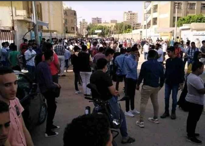 طلاب الثانوية العامة يبدأون امتحان الفيزياء والتاريخ