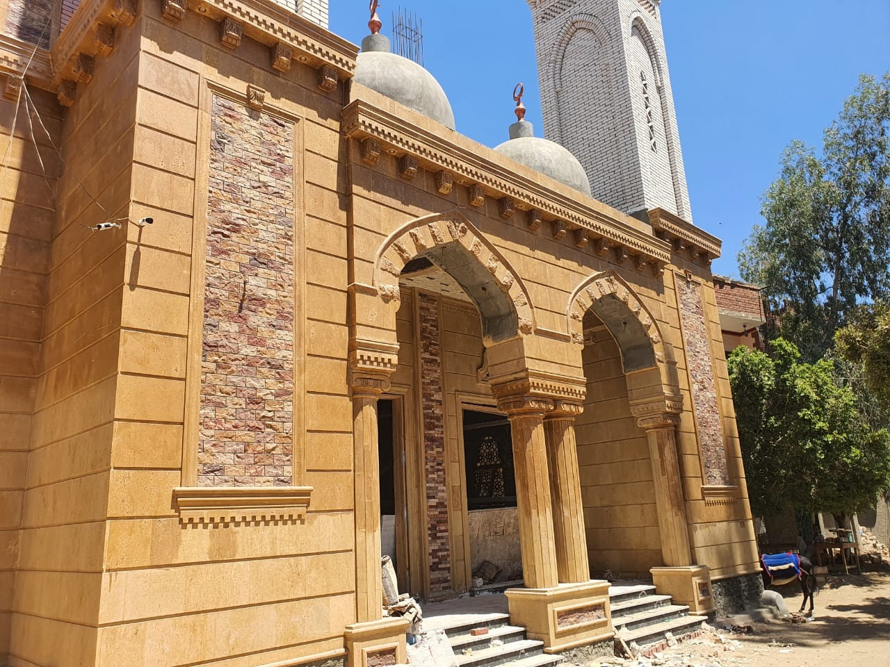 مصر الحلوة.. أقباط الدير يشاركون في بناء المسجد العمري بقرية برطباط بالمنيا