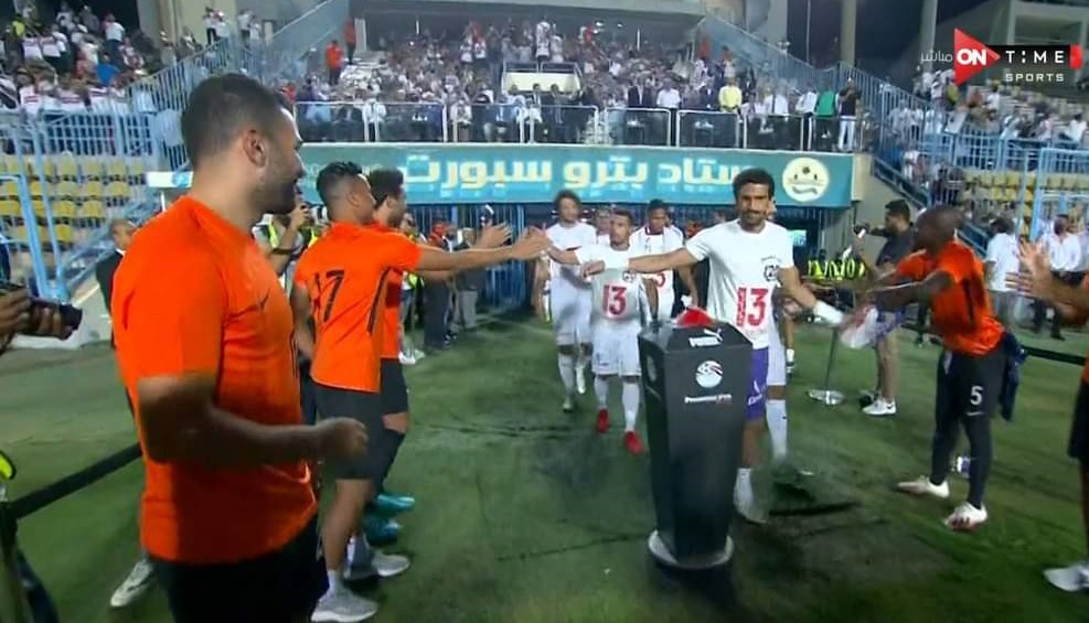 ممر شرفى من لاعبى البنك لفريق الزمالك