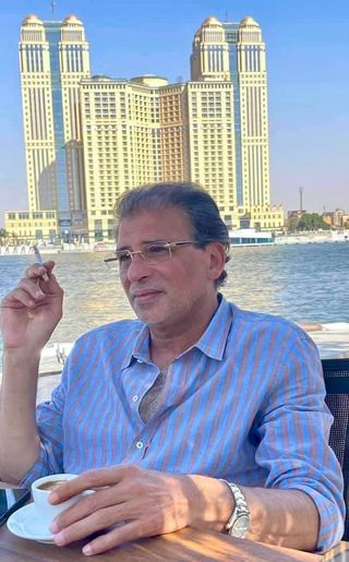 المخرج خالد يوسف ينشر أول صورة له منذ عودته إلى بلاده