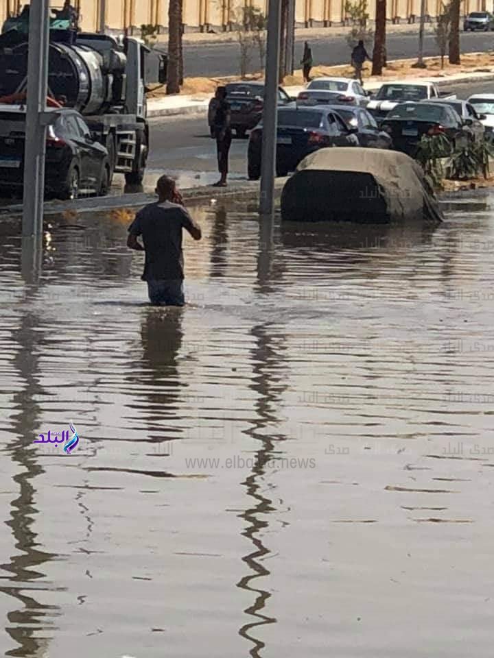 السيارات تسبح في المياه.. انفجار ماسورة صرف بالتجمع يغرق الشوارع