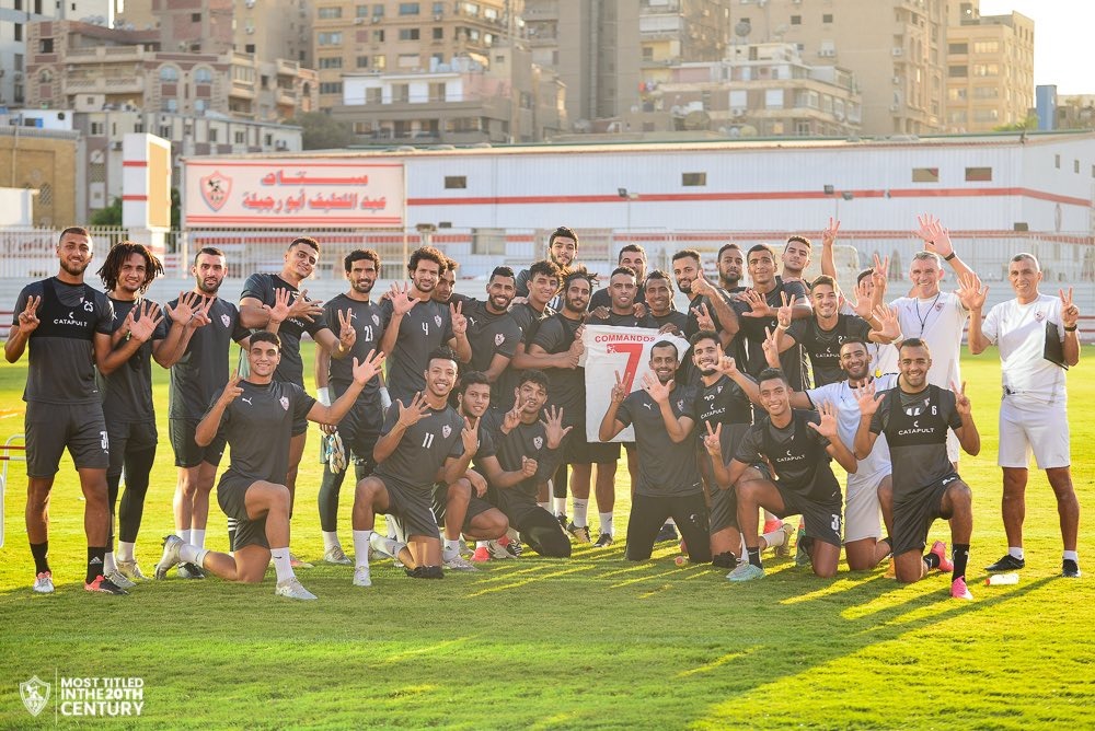 أبطال الدوري لكرة القدم فى الزمالك يحتفون بأبطال أفريقيا لليد