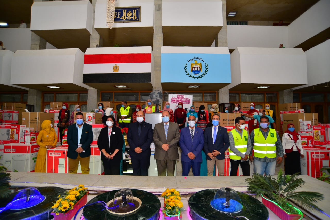 صندوق تحيا مصر يسلم تجهيزات الزواج لـ 20 فتاة أولى بالرعاية بمحافظة أسيوط