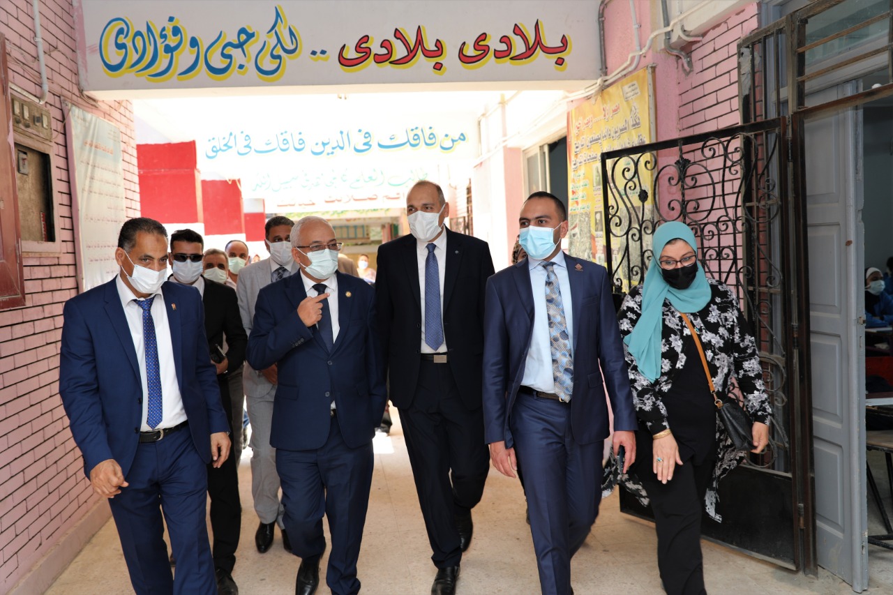 رضا حجازى خلال متابعة أول يوم دراسة: التعليم الحضورى أهم وأكثر جذبًا للطلاب