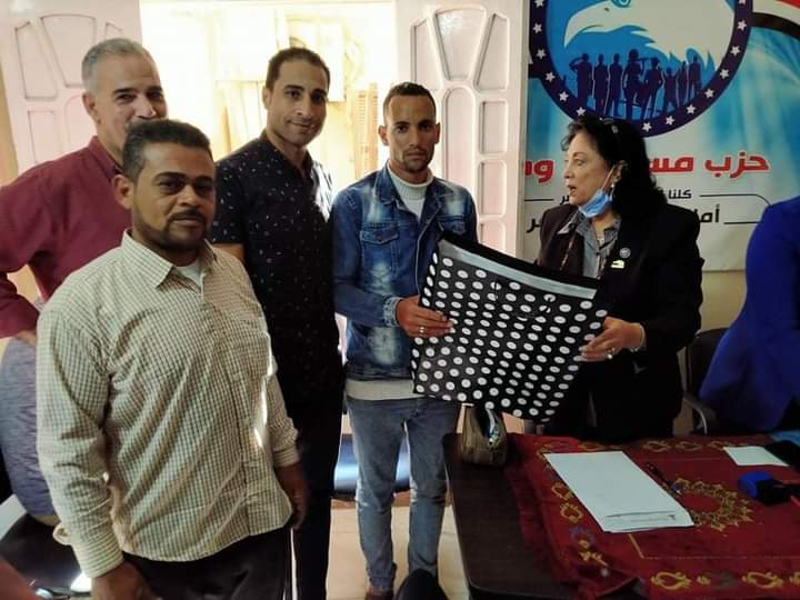النائب ميرفت عازر تطالب الدولة بتكريم شاب انقذ ٥ مواطنين من الغرق