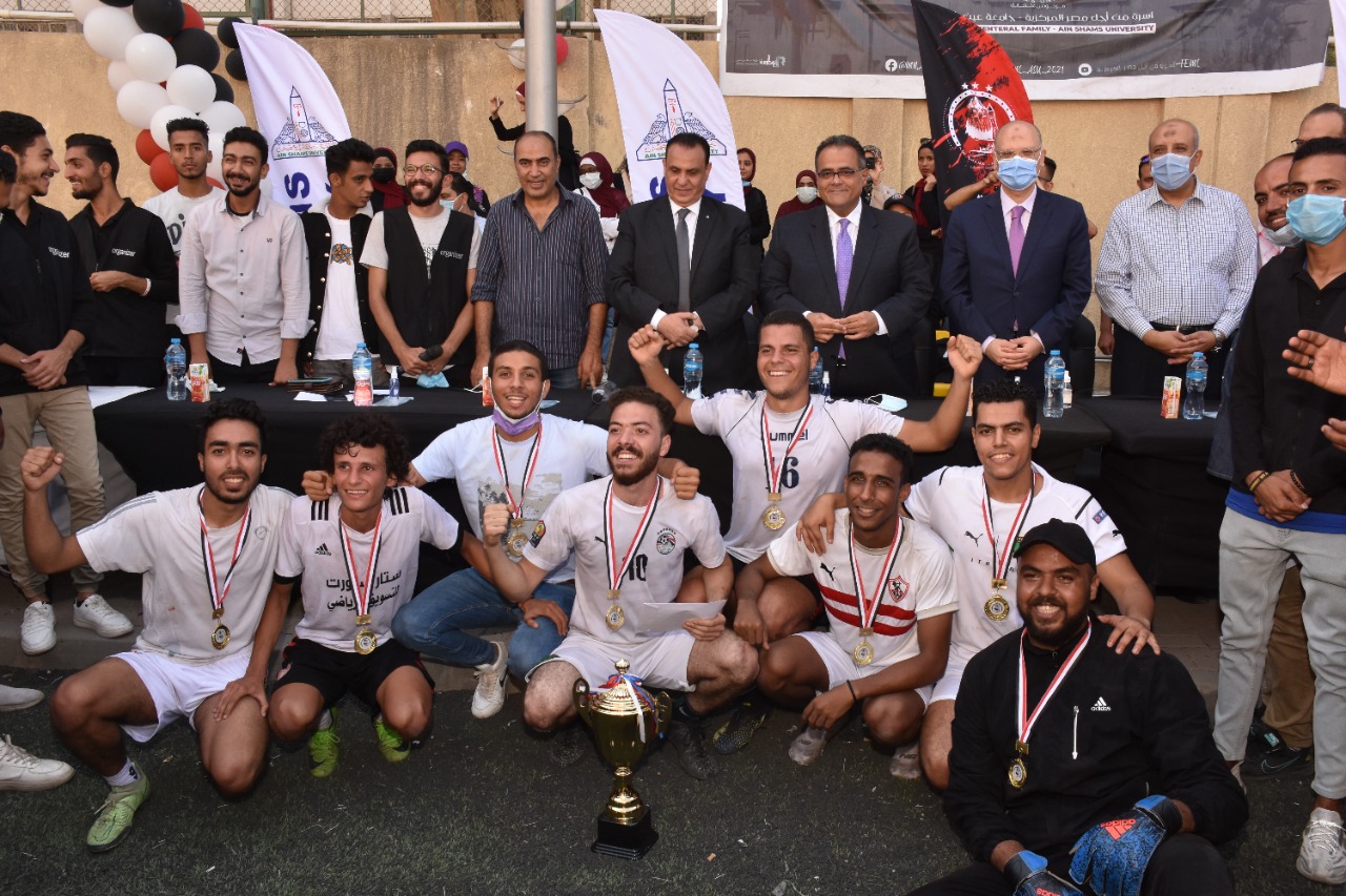 نائب رئيس جامعة عين شمس للتعليم و الطلاب يسلم كأس بطولة "أسرة من أجل مصر المركزية" لكرة القدم الخماسي وتنس الطاولة