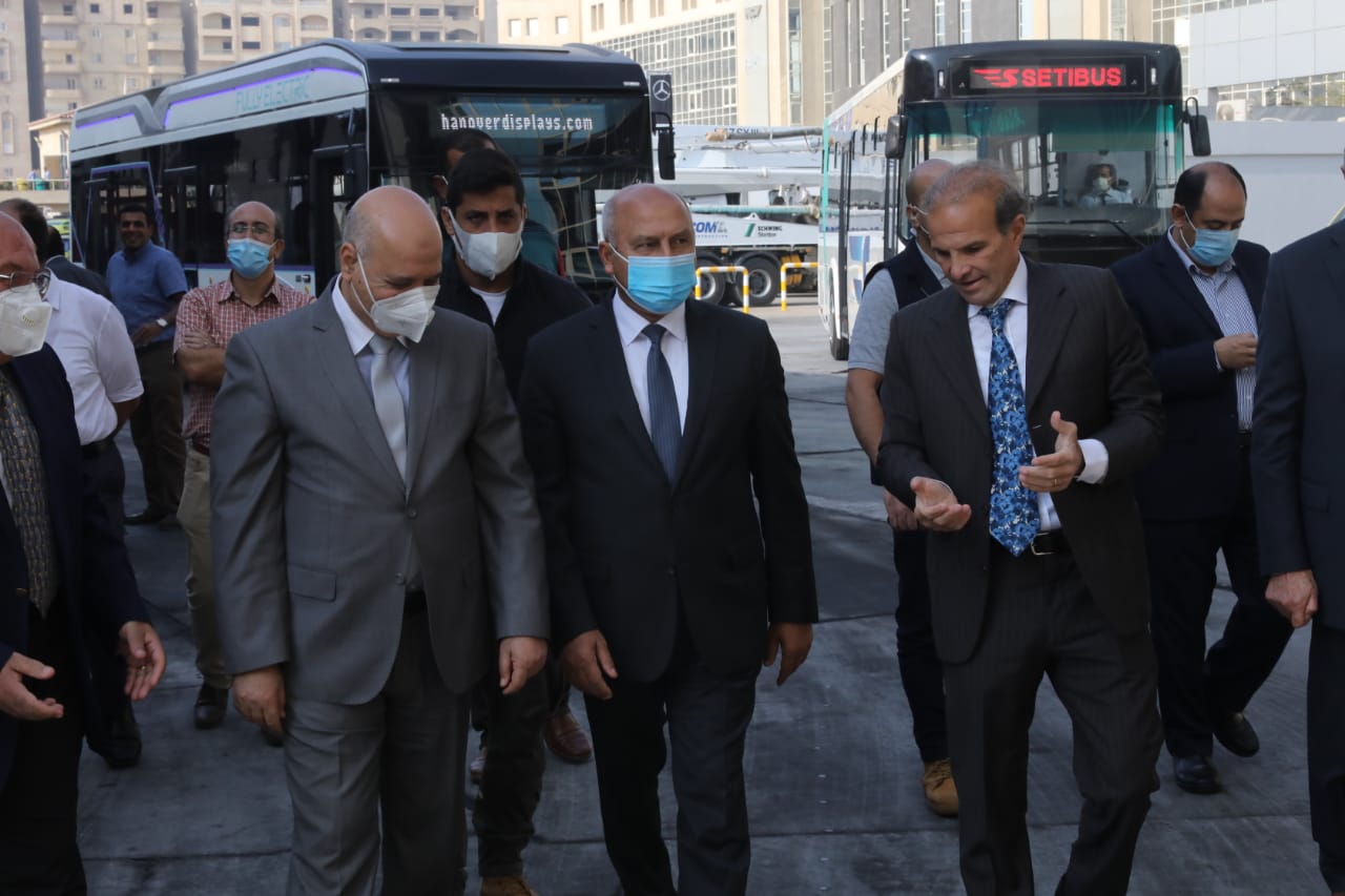 وزير النقل يزور شركة وسائل النقل" MCV "لتفقد عدد من الأتوبيسات الكهربائيه