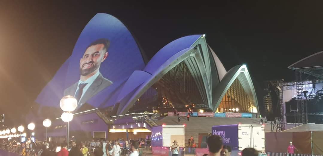 أوبرا سيدني تتزين بصورة الطبيب المصري دانيال نور