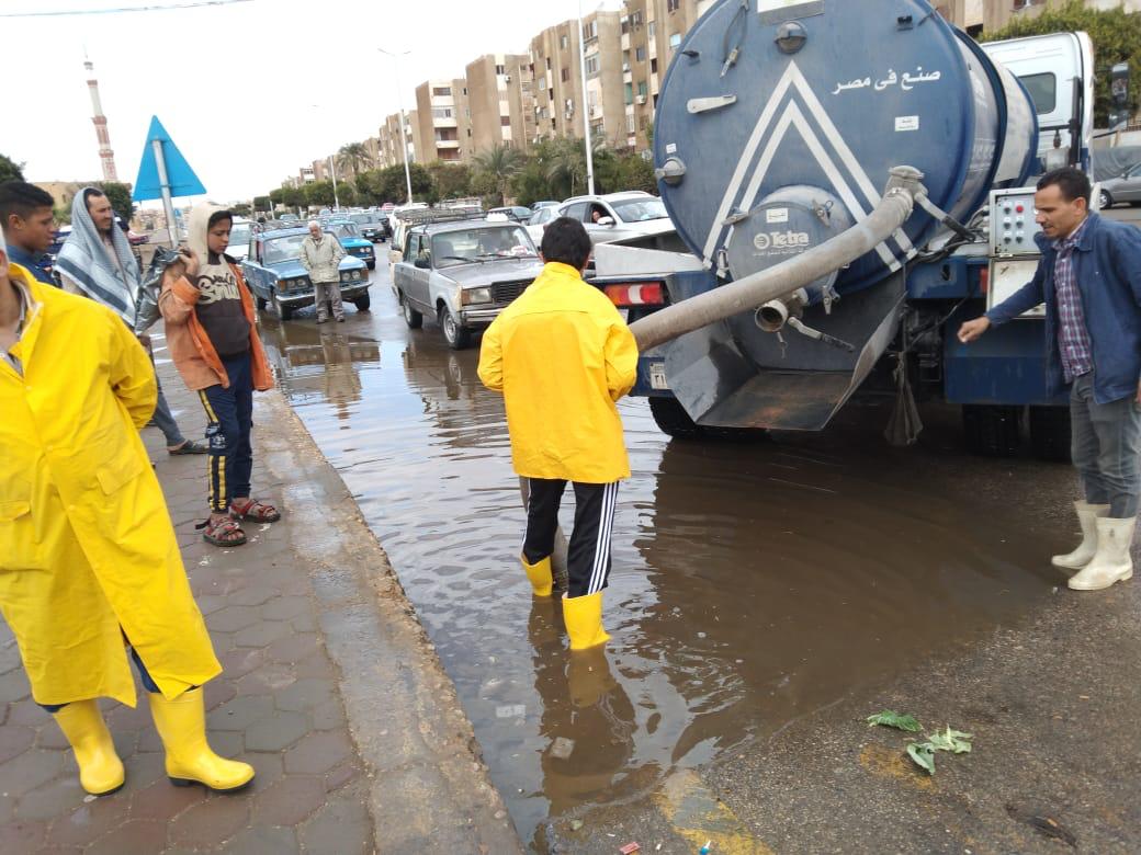 فرق الطوارئ بأجهزة المدن الجديدة تواجه الطقس السييء